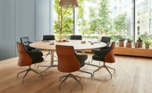 Modernt konferensrum i Solna med runt träbord och ergonomiska stolar.
